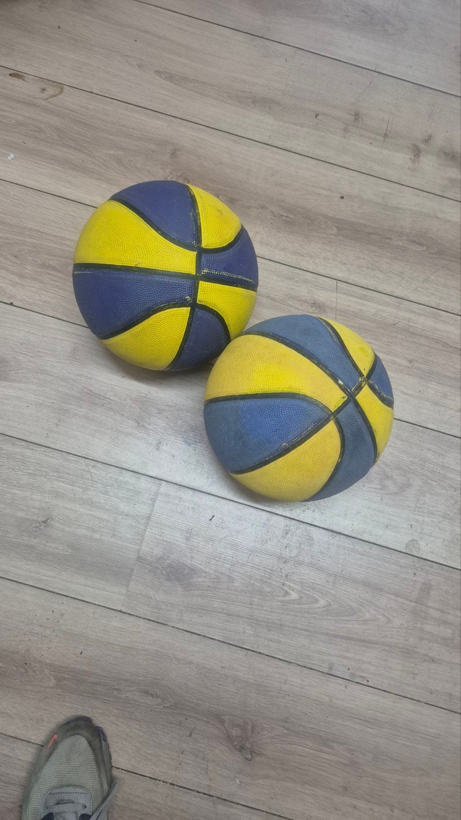 2 Gebruikte basketbalballen - Geel en Blauw, Ophalen of Verzenden, Gebruikt, Bal