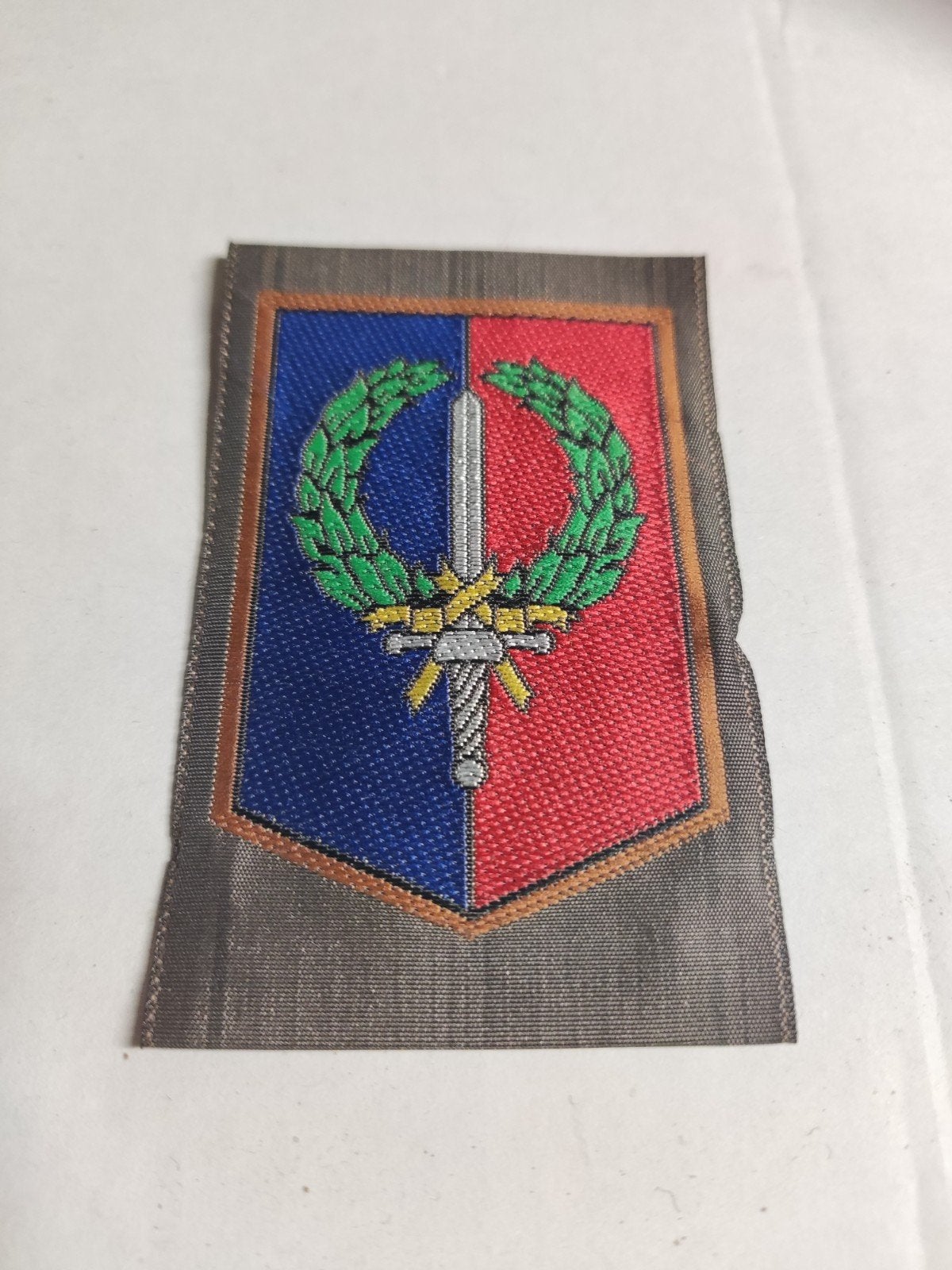 Mouwembleem Divisie Gevechts steun Commando. Nieuwstaat., Ophalen of Verzenden, Landmacht, Nederland, Embleem of Badge