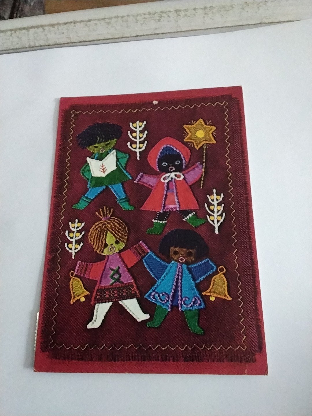 Vintage Kerstkaart met geborduurde figuren  TOOS KOEDAM, Ophalen of Verzenden