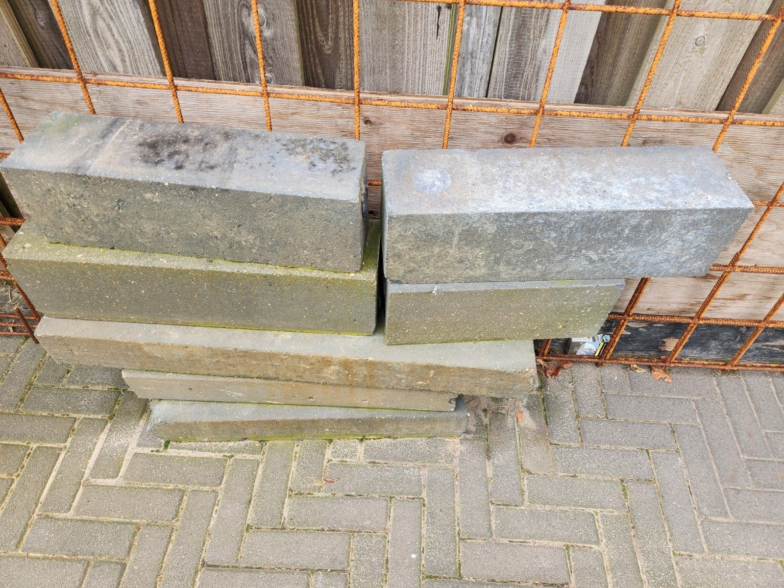 Beton blokken en banden GRATIS, Ophalen, Minder dan 180 cm, Palen