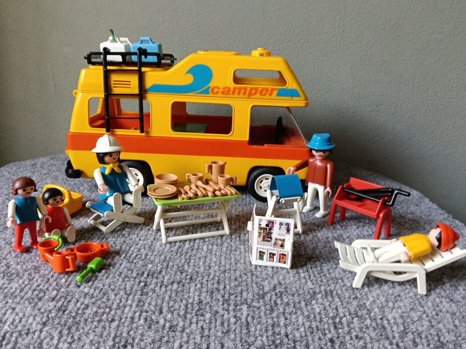 Playmobil Vintage Camper met Familie en Accessoires, Kinderen en Baby's, Complete set, Voertuig, Brandstätterstr. 2-10, 90513 Zirndorf, Duitsland