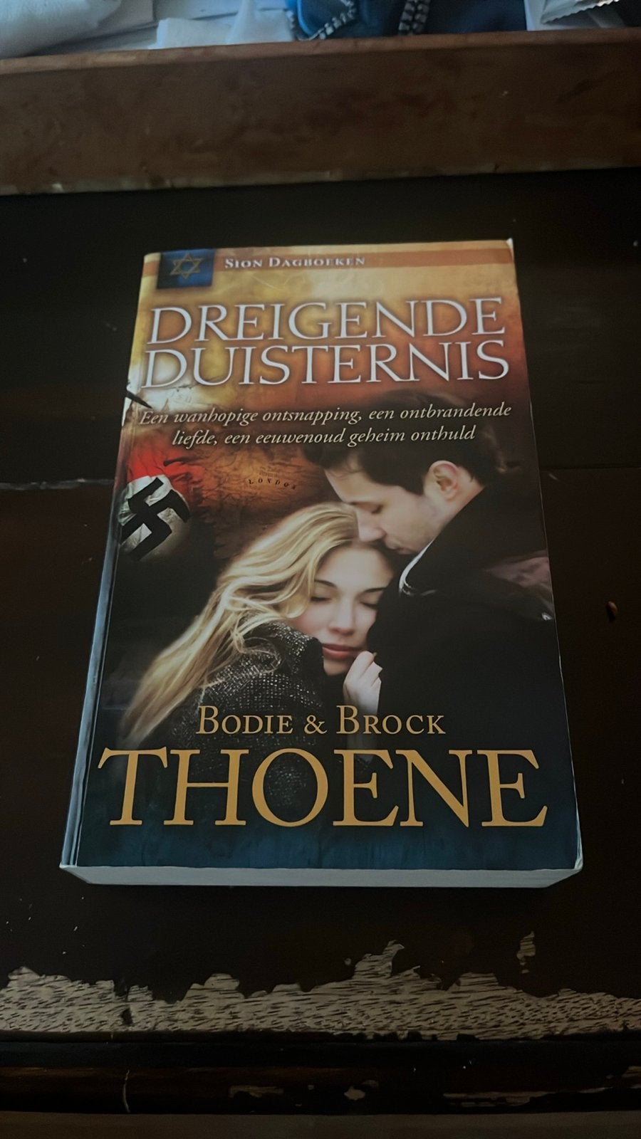 Dreigende Duisternis - Bodie & Brock Thoene (Sion Dagboeken), Boeken, Ophalen of Verzenden, Gelezen