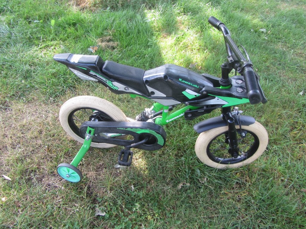 te koop leuke Kawasaki kinderfiets 12 inch, Fietsen en Brommers, Fietsen | Kinderfietsjes, Ophalen, Terugtraprem, Zijwieltjes