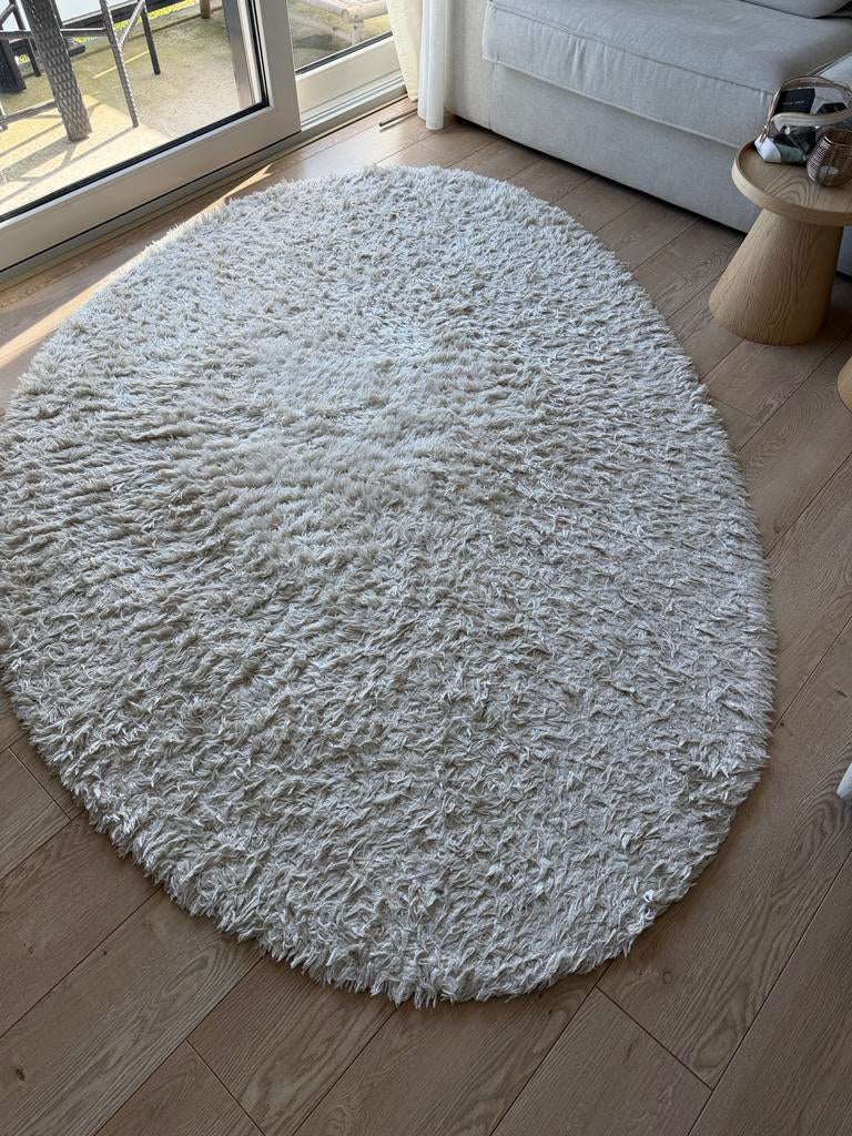 Ovaal wit hoogpolig vloerkleed, Ophalen, Gebruikt, 100 tot 150 cm, Wit