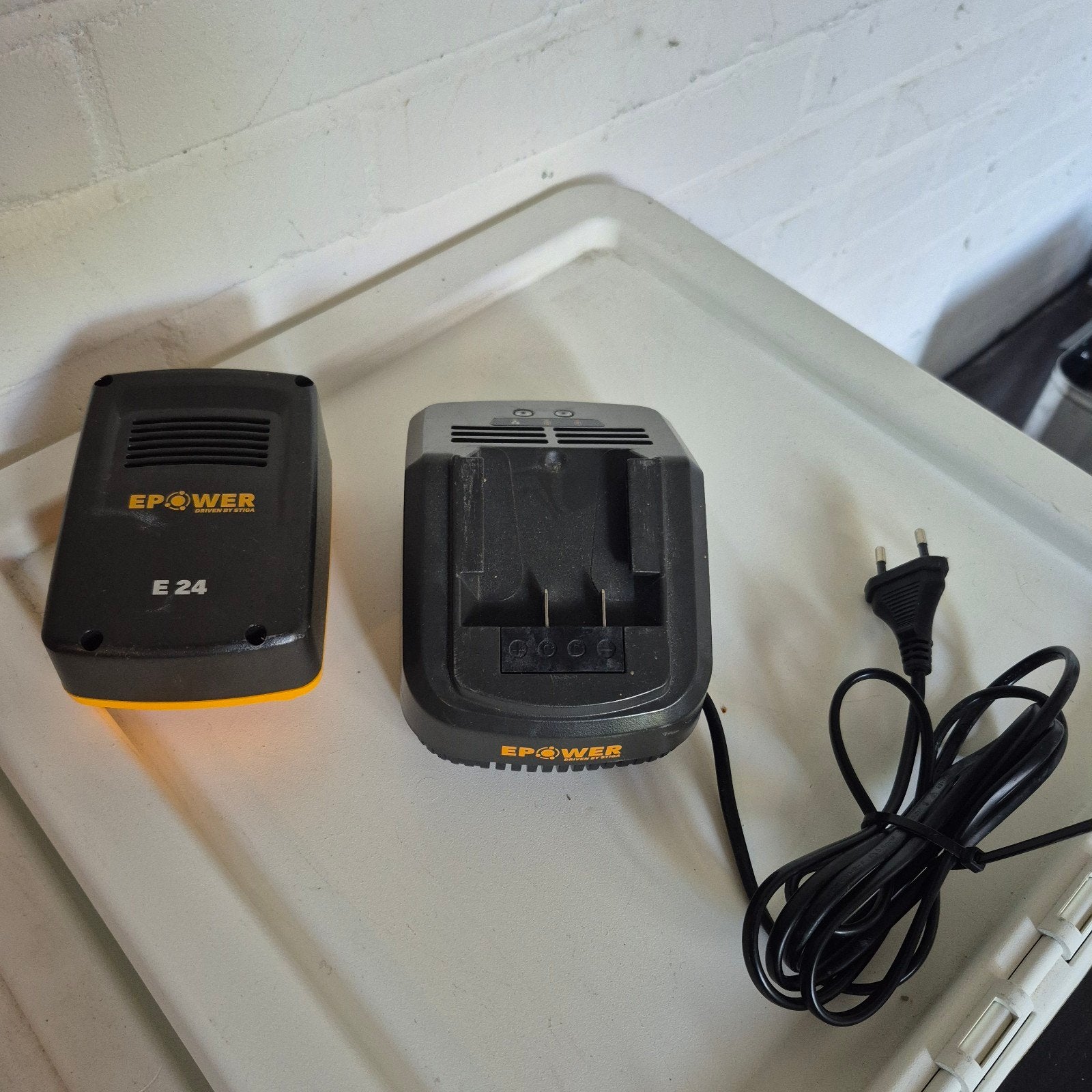 Stiga acculader, Ophalen of Verzenden, Gebruikt, Minder dan 400 watt, Boor- en Schroefmachine