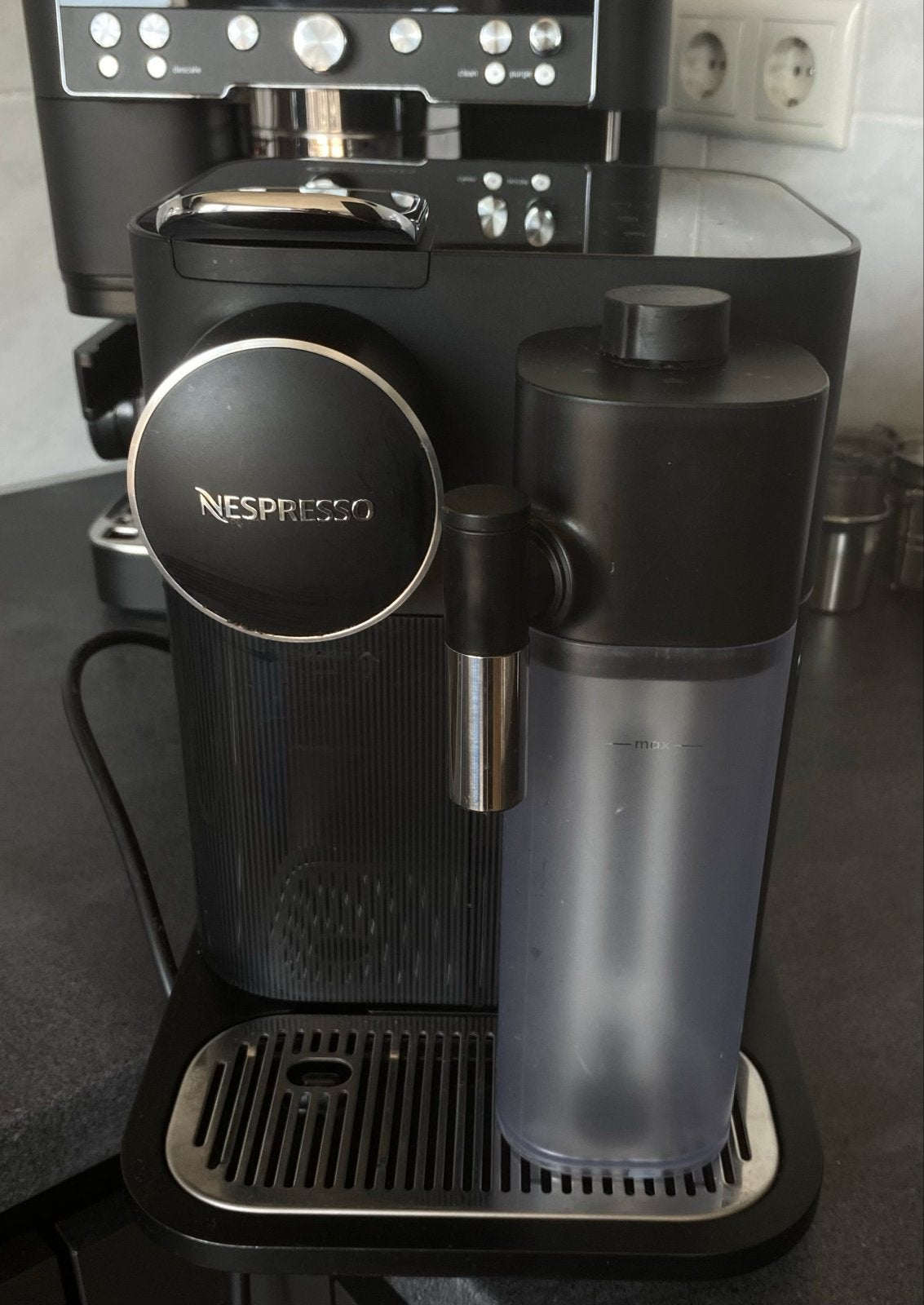 Nespresso De'Longhi Lattissima, Witgoed en Apparatuur, Koffiezetapparaten, Ophalen, 10 kopjes of meer, Koffiemachine, Zo goed als nieuw