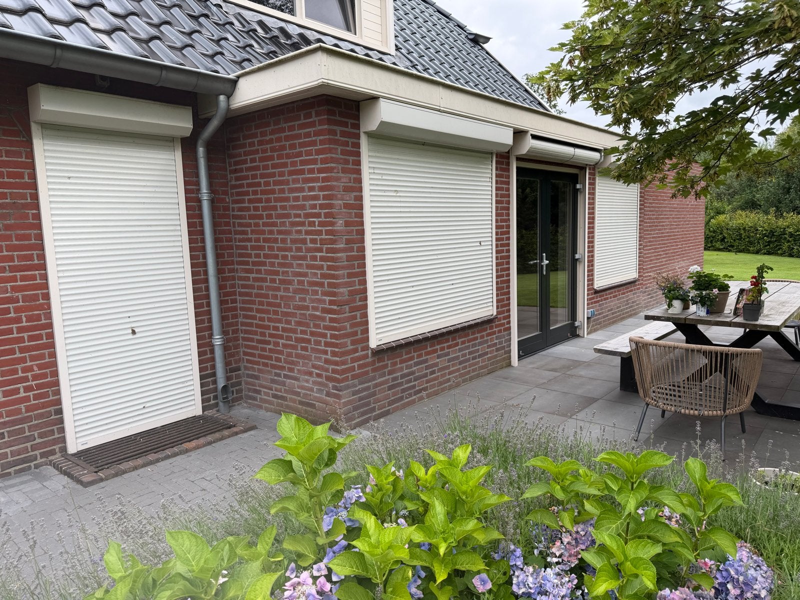 3x Elektrische rolluiken (1 defect gratis erbij), Doe-het-zelf en Verbouw, Rolluiken, Ophalen, Gebruikt, Crème of Beige, Elektrische bediening