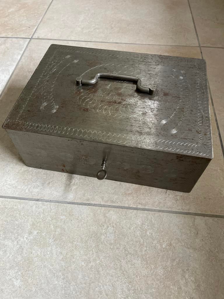 Vintage metalen kistje met sleutel - Libor, Ophalen, Gebruikt, Metaal, Minder dan 50 cm