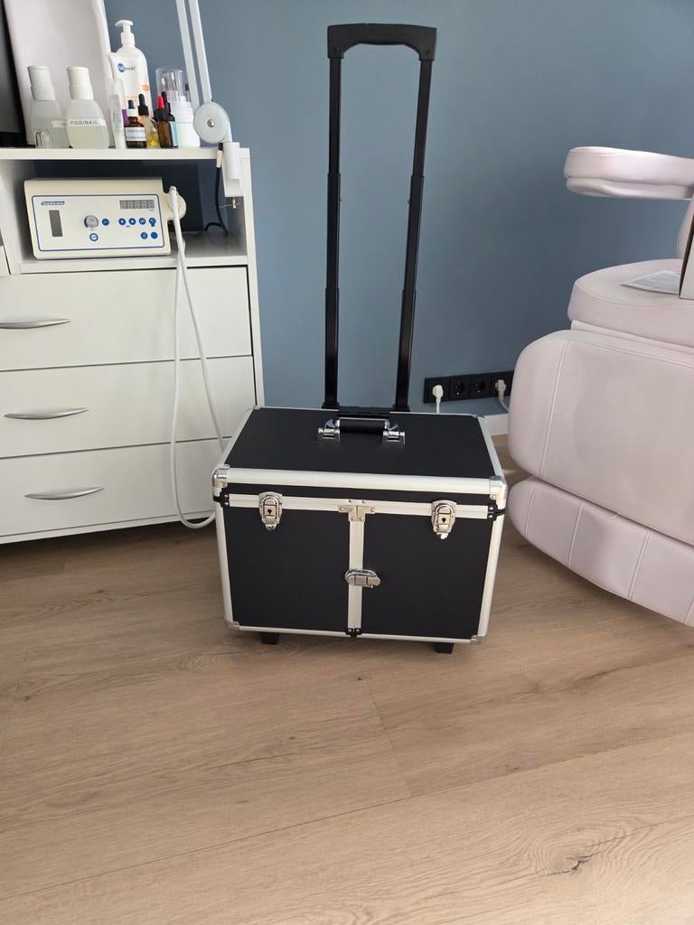Nieuwe Ambulante Pedicure Koffer met Trolleyfunctie, Sieraden, Tassen en Uiterlijk, Koffers, Ophalen