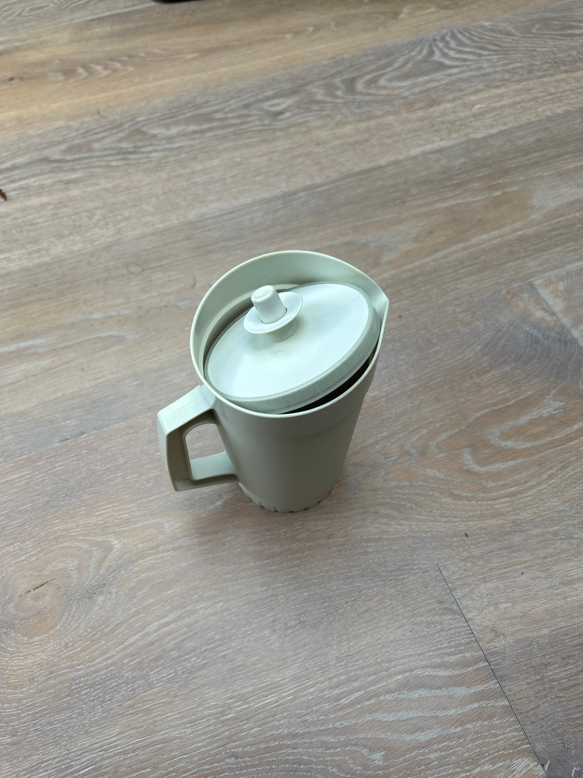 Vintage Tupperware Beker/Kan met Deksel - Crème, Gebruikt, Beker of Kan, Ophalen of Verzenden, Met deksel