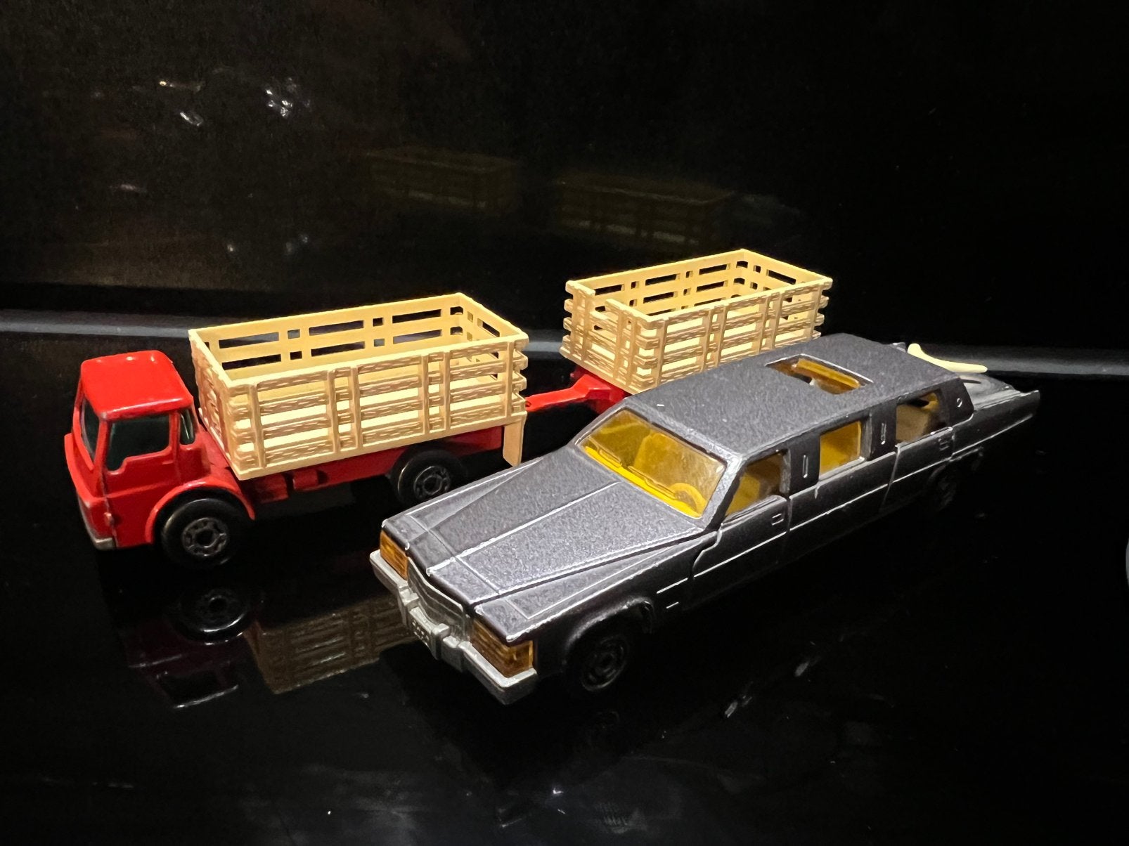 Majorette Cadillac Limo & Matchbox Cattle Truck, als nieuw, Ophalen, Zo goed als nieuw, Bus of Vrachtwagen