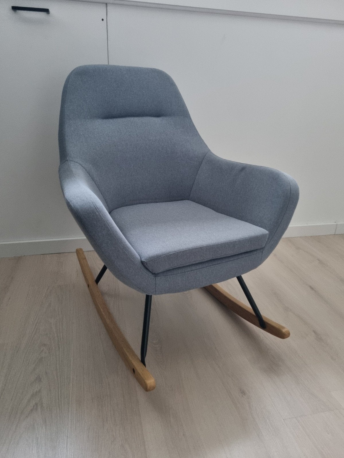 Comfortabele grijze schommelstoel, Huis en Inrichting, Stoelen, Ophalen, Modern, Comfortabel, Zo goed als nieuw, Stof