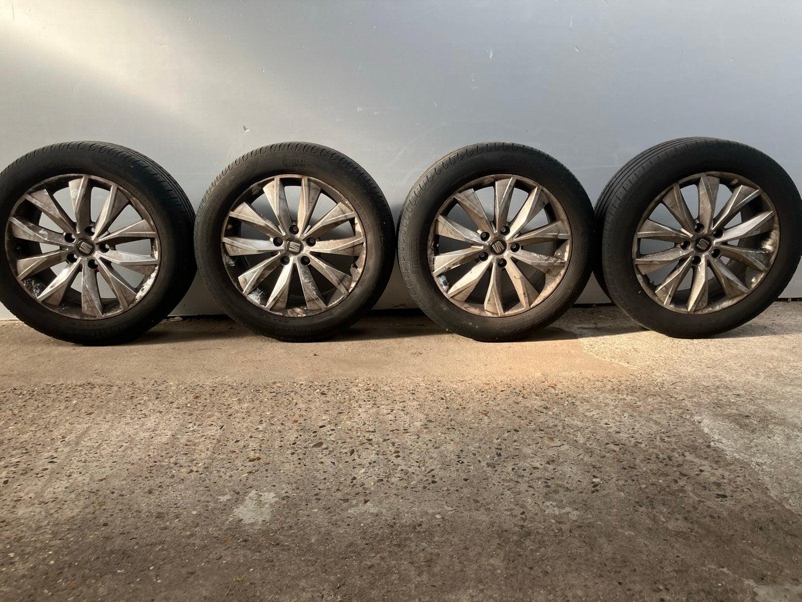 4 Velgen met 8 Zomerbanden - Skoda Superb - 215/55 R17, Ophalen, Banden en Velgen, 17 inch, Personenwagen