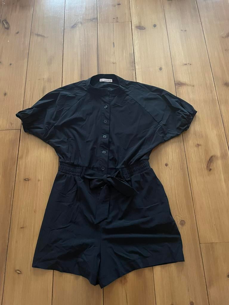 Mooie zwarte travelstof playsuit Studio Anneloes, M, Kleding | Dames, Verzenden, Zo goed als nieuw, Zwart