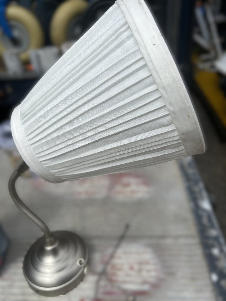 ikea wandlamp Arstid met witte kap met vernikkelde voet, Gebruikt, IKEA, Ophalen of Verzenden, Met schakelaar