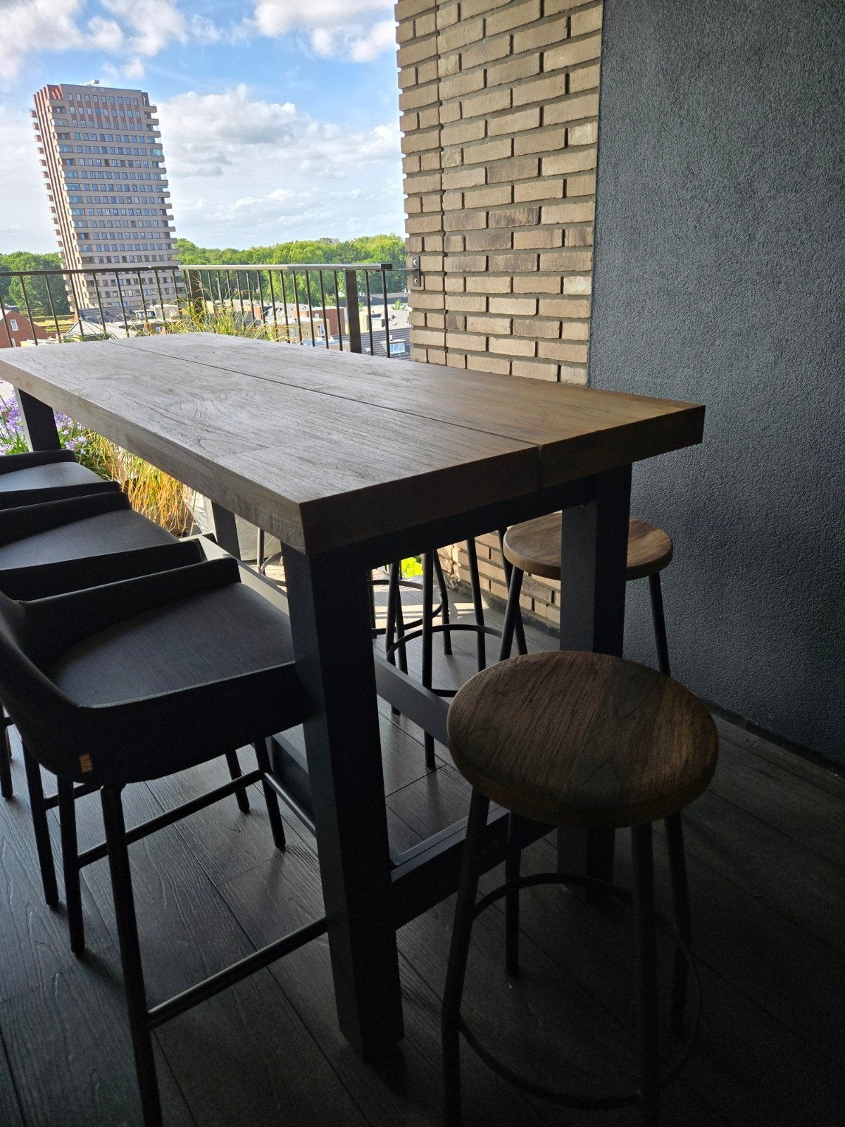 Tuin tafel met 5 krukken en 3 stoelen . 210 lang ,70 diep, Ophalen, Gebruikt