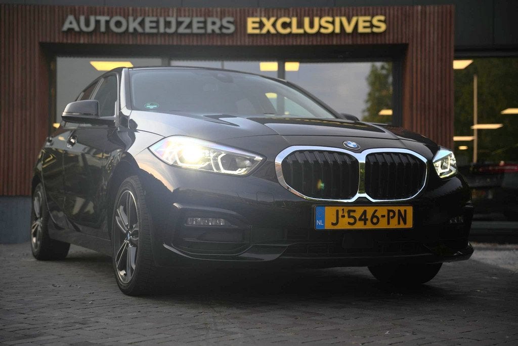 BMW 1-serie 118i Executive Edition Sport stoel stuur verwarm, Gebruikt, Automatische klimaatregeling, Leder en Stof, Zwart