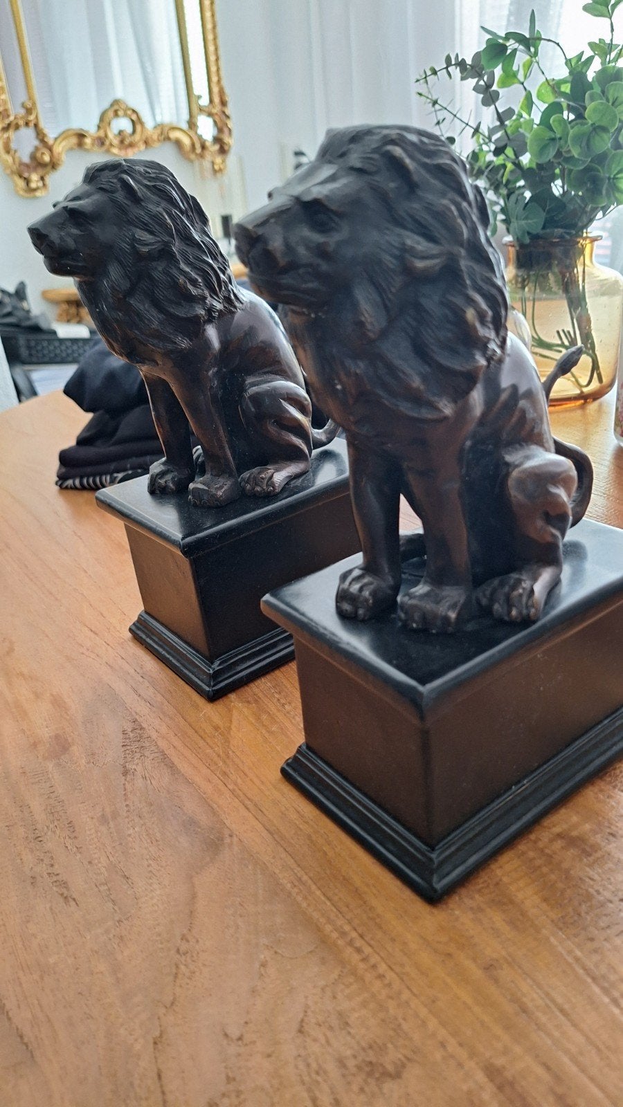 Set van 2 bronzen leeuwenbeelden op houten sokkel, Antiek en Kunst, Ophalen of Verzenden