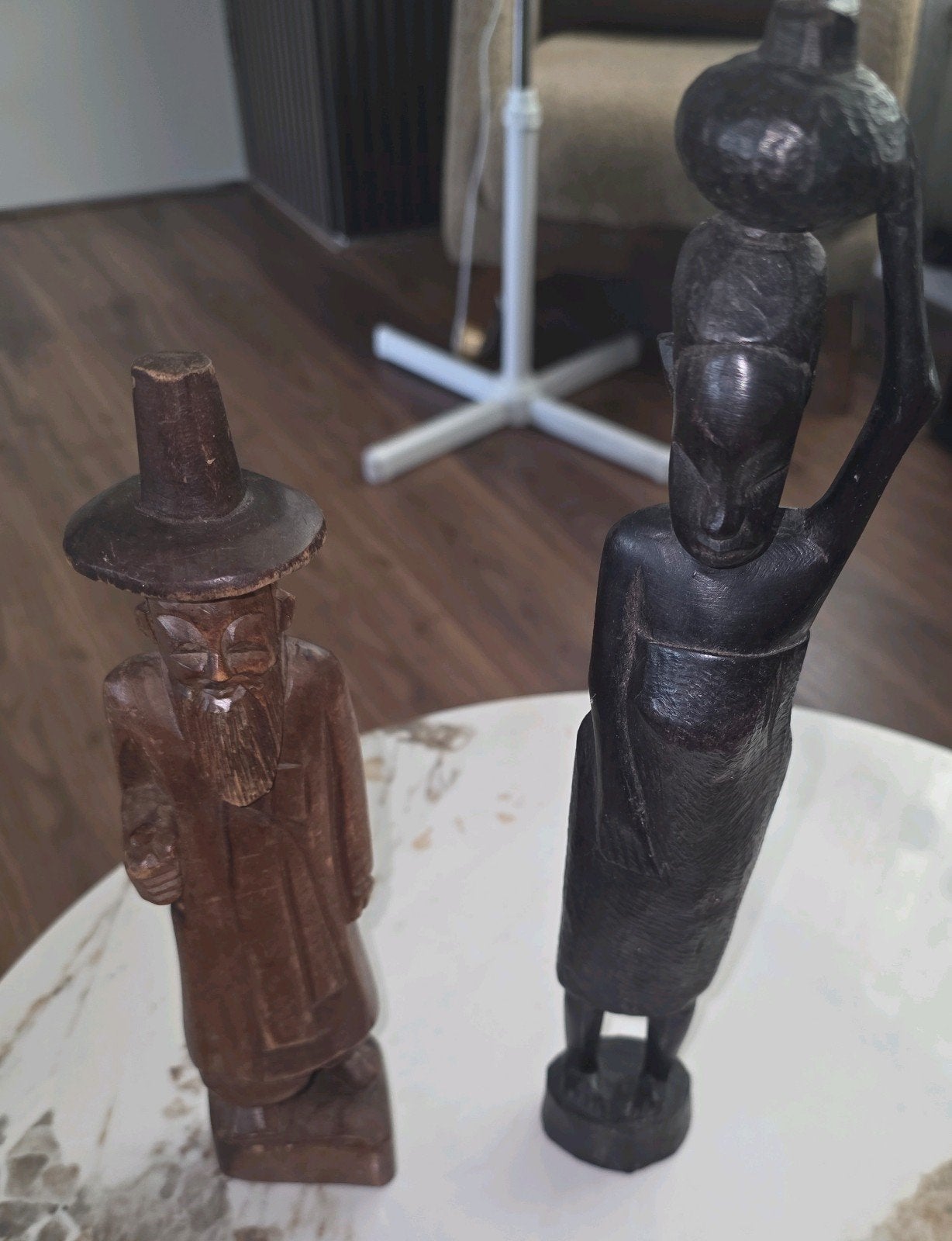 Twee handgesneden houten beelden, Aziatisch en Afrikaans, Ophalen