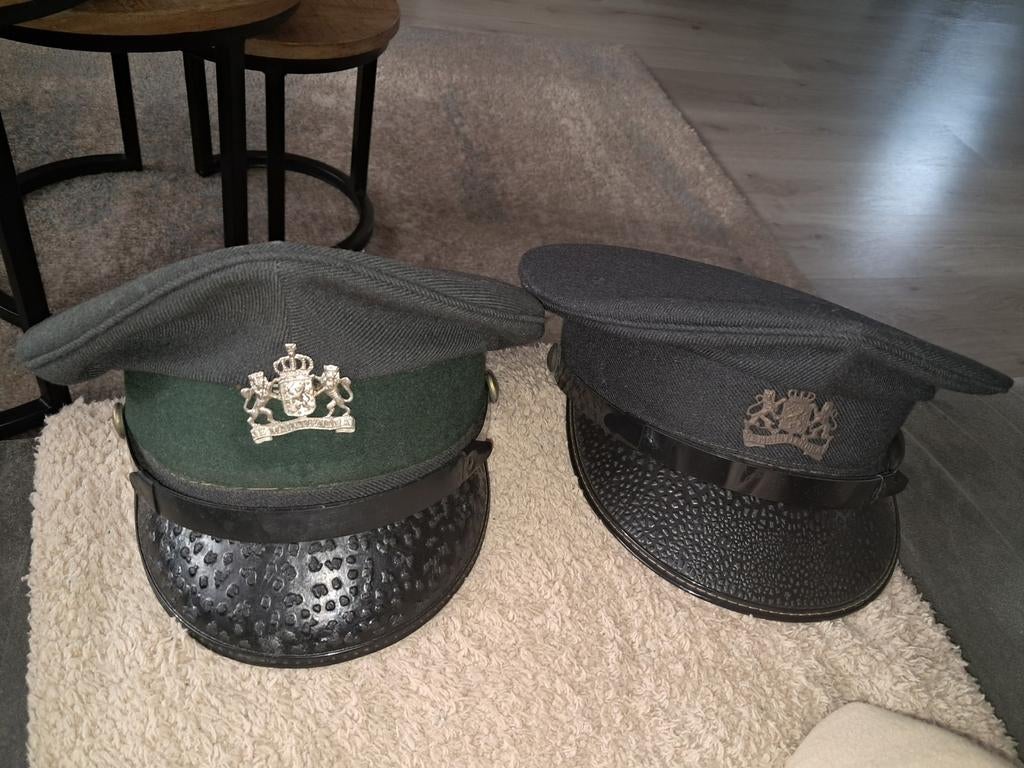 2 Nederlandse uniform petten, Ophalen of Verzenden