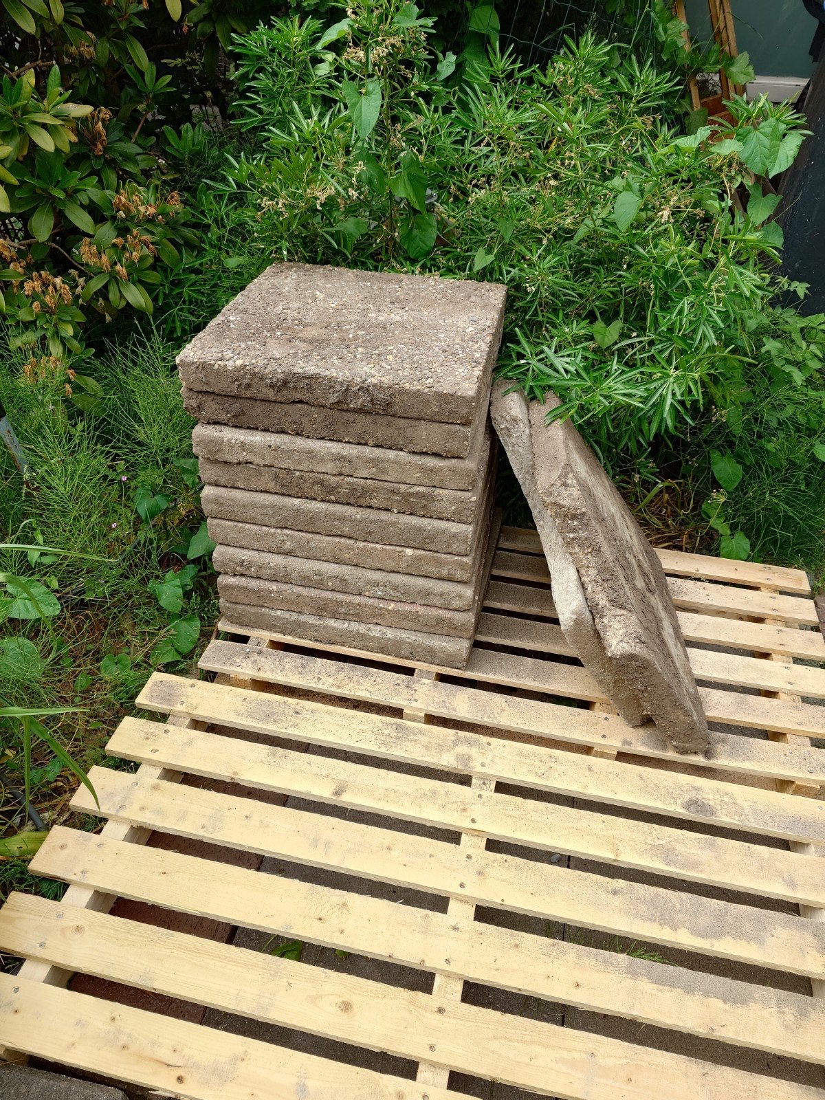 9 grindtegels 50x50x6cm evt 4 extra met stuk eraf, Ophalen