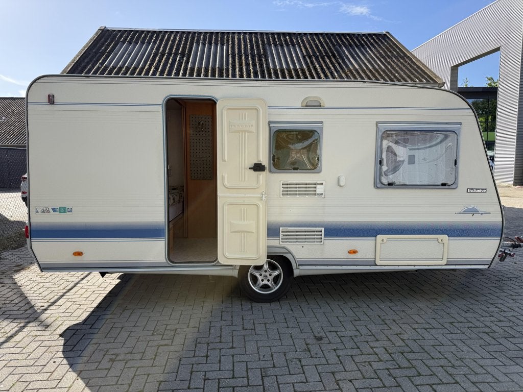 ADRIA EXLUSIEF 461 UB STAPELBED 5 PERS RONDZIT-ZIT-VOORTENT, Caravans en Kamperen, Caravans, Standaardzit, Bedrijf, 750 - 1000 kg