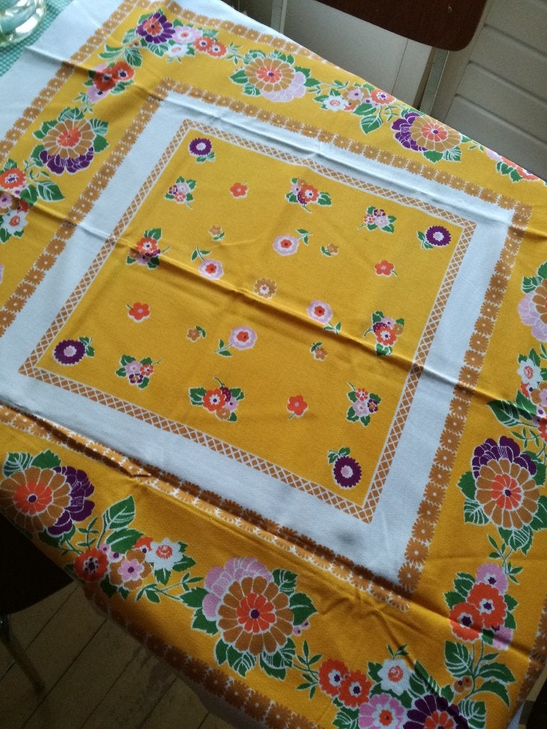 2 originele kleine tafelkleedjes,  vintage motieven, Ophalen of Verzenden