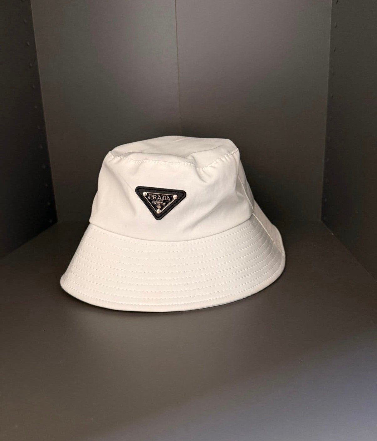 Prada Bucket Hat wit, Kleding | Dames, Hoeden en Petten, Verzenden, Zo goed als nieuw, One size fits all, Hoed