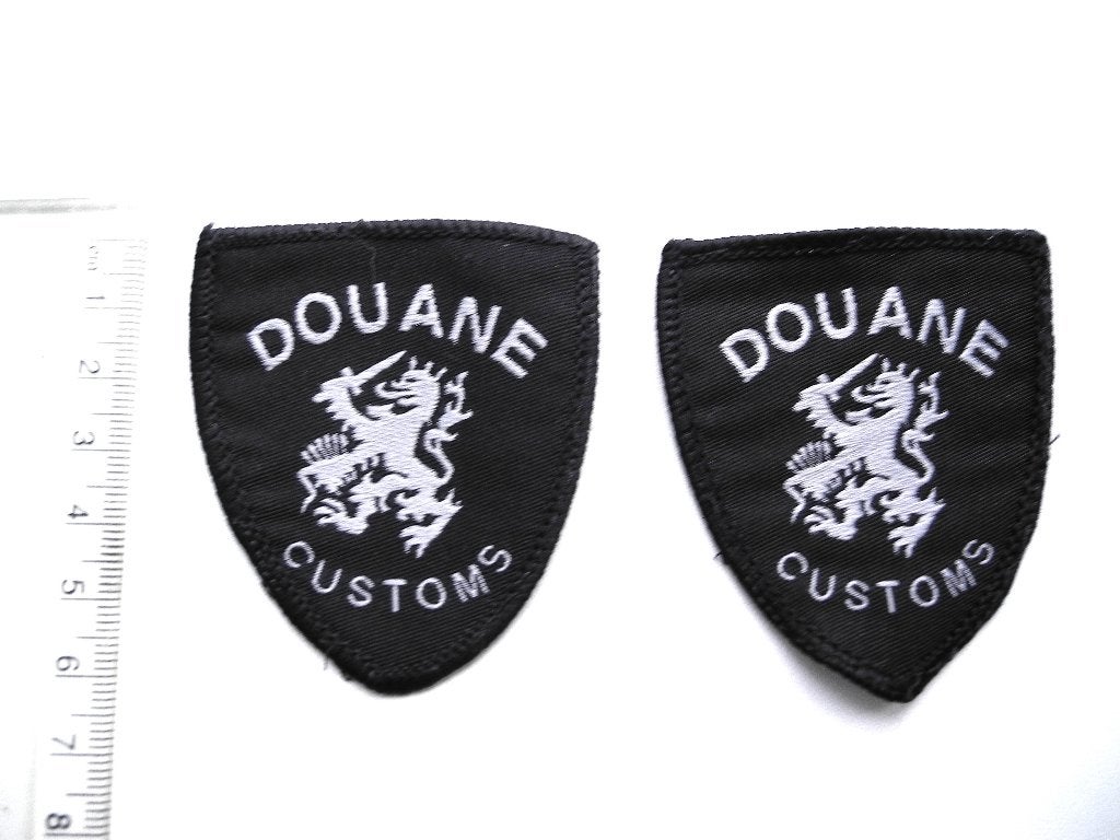2 douane customs emblemen. Z.g.a.n. 6.5 cm. hoog Bieden, Verzamelen, Ophalen of Verzenden, Overige soorten, Nederland, Embleem of Badge