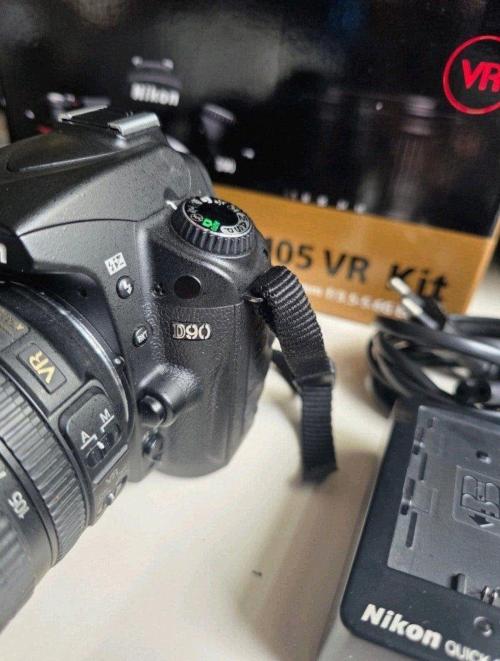 als nieuw Nikon D90 (slechts 7.000 clicks) + 18-105 mm lens, Beeldstabilisatie, Spiegelreflex, Lensdop, Ophalen of Verzenden