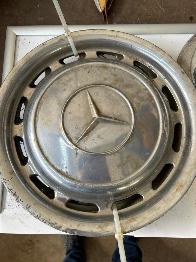 Set van 4 en 1 losse Mercedes wieldoppen, Ophalen of Verzenden, Gebruikt