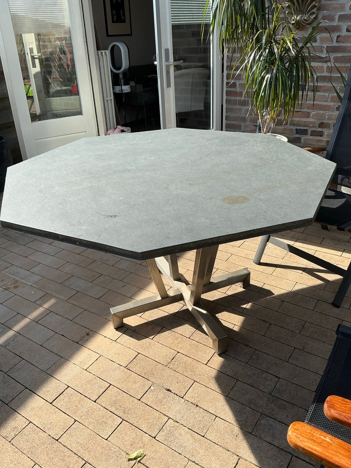 Grote 8-hoekige stenen tafel met aluminium onderstel, Tuin en Terras, Ophalen, Gebruikt, Aluminium