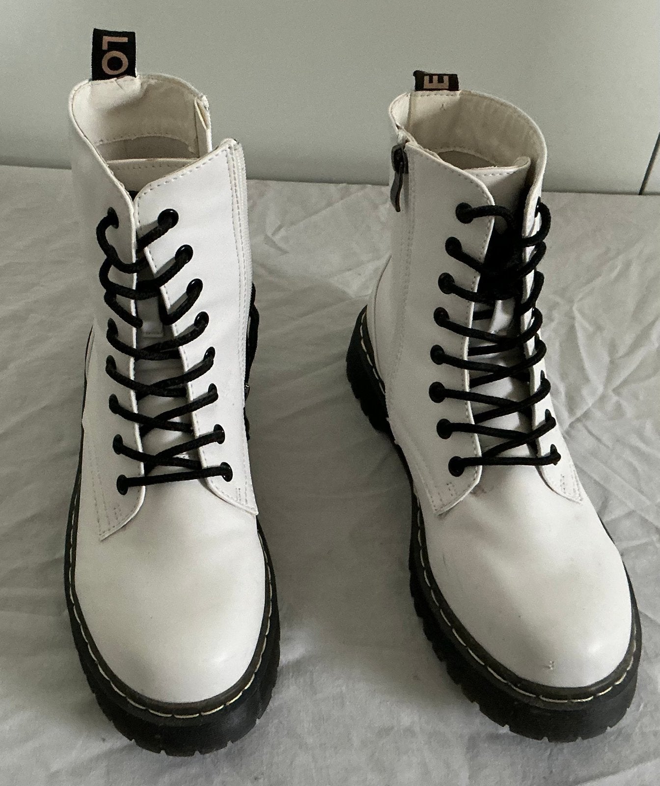 Witte laars met rits en zwarte veters maat 38 en zwarte zool, Ophalen, Zo goed als nieuw, Jongen of Meisje, Schoenen