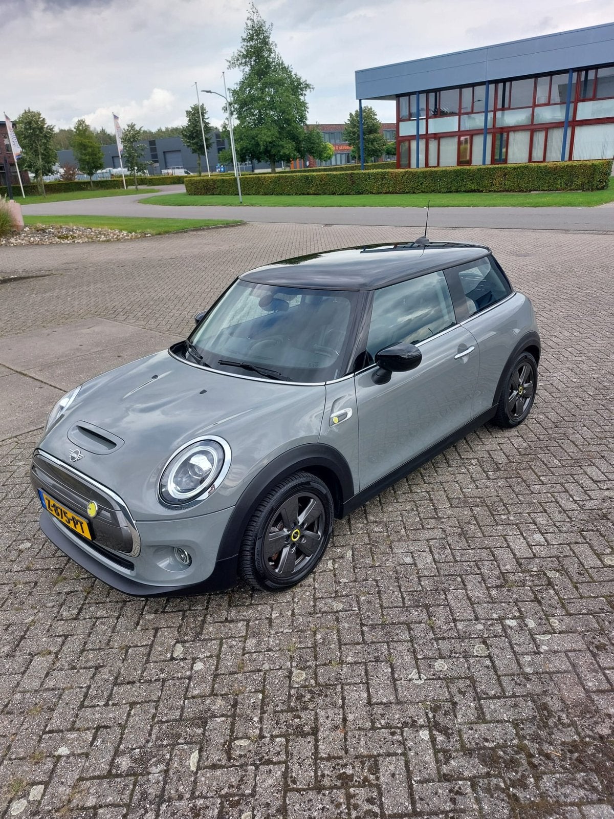 Foto 4 van Mini 3-deurs Electric 33 kWh (184pk) Aut 2021 Moonwalk Grey