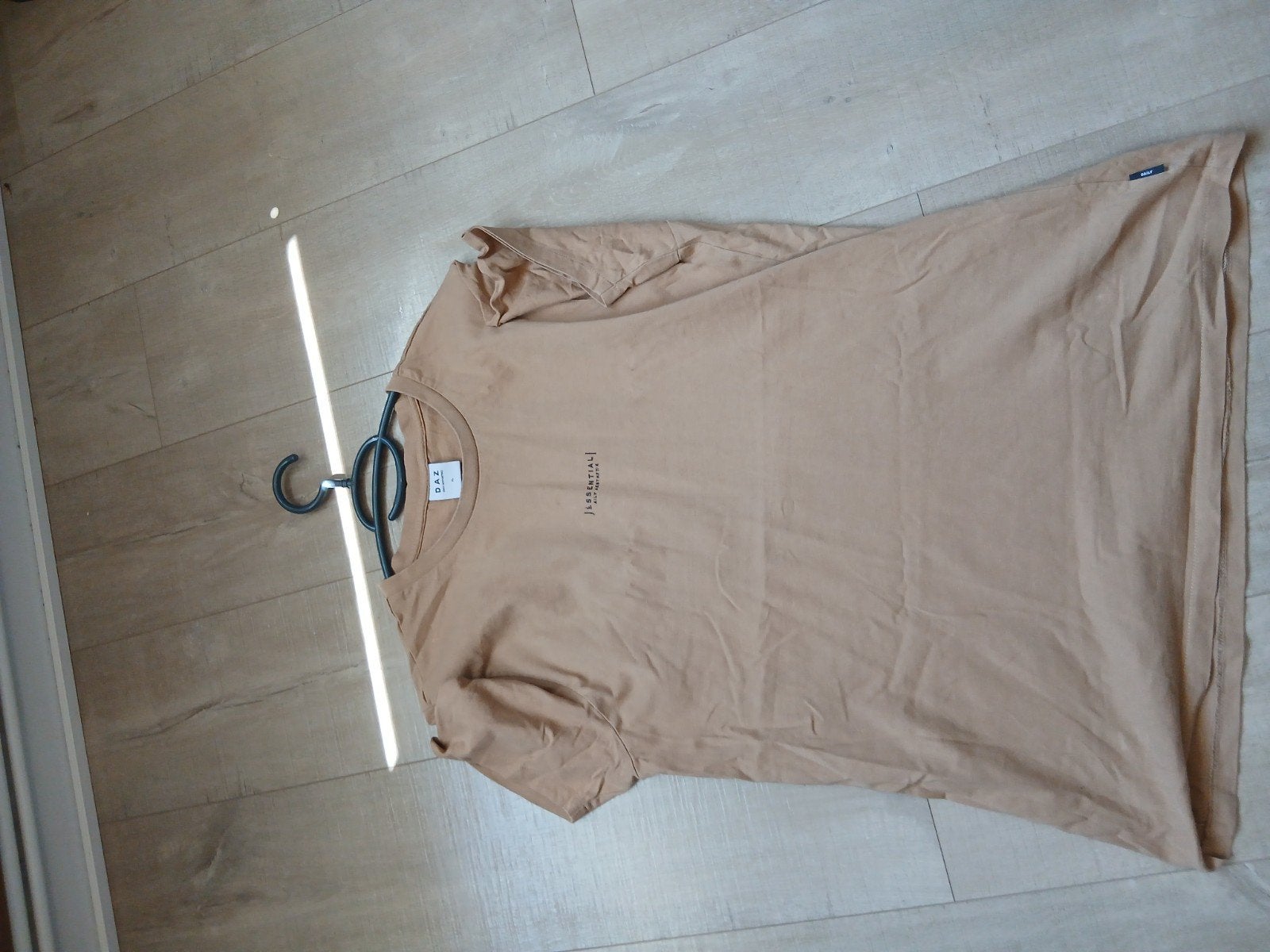 DAZ Daily Aesthetikz T-shirt XL - Zo goed als nieuw, Kleding | Heren, Ophalen, Beige, Maat 56/58 (XL), Zo goed als nieuw
