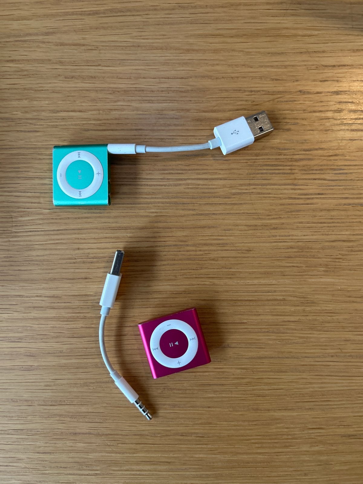 2x Apple iPod Shuffle 4e generatie (roze en groen), Gebruikt, Shuffle, Roze, Minder dan 2 GB