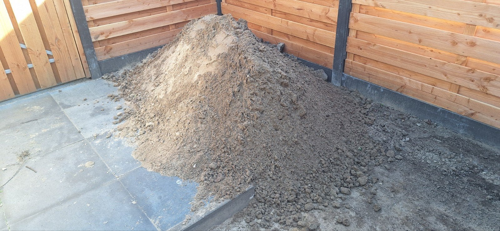 Gratis ~2 m3 ophoogzand voor onder tegels. Zwolle, Tuin en Terras, Tegels en Klinkers, Ophalen, Zo goed als nieuw, Overige materialen