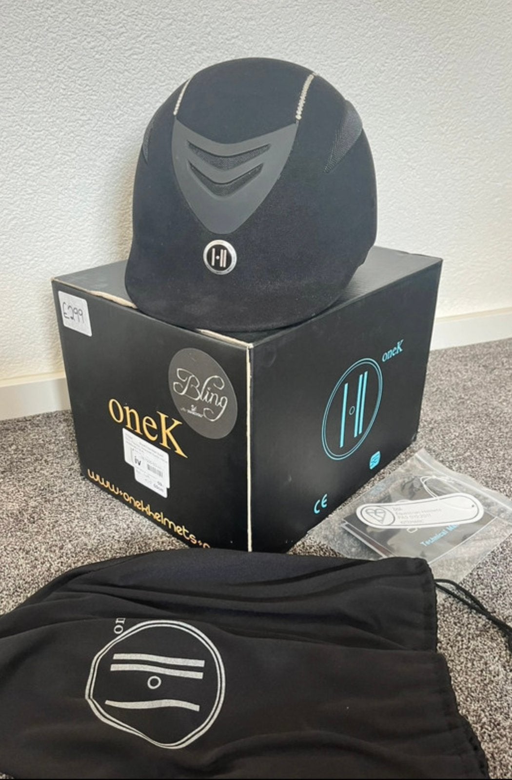 zwarte oneK cap zwart suede met Swarovski 59/60, Ophalen of Verzenden, Zo goed als nieuw, Zwart, Veelzijdigheid
