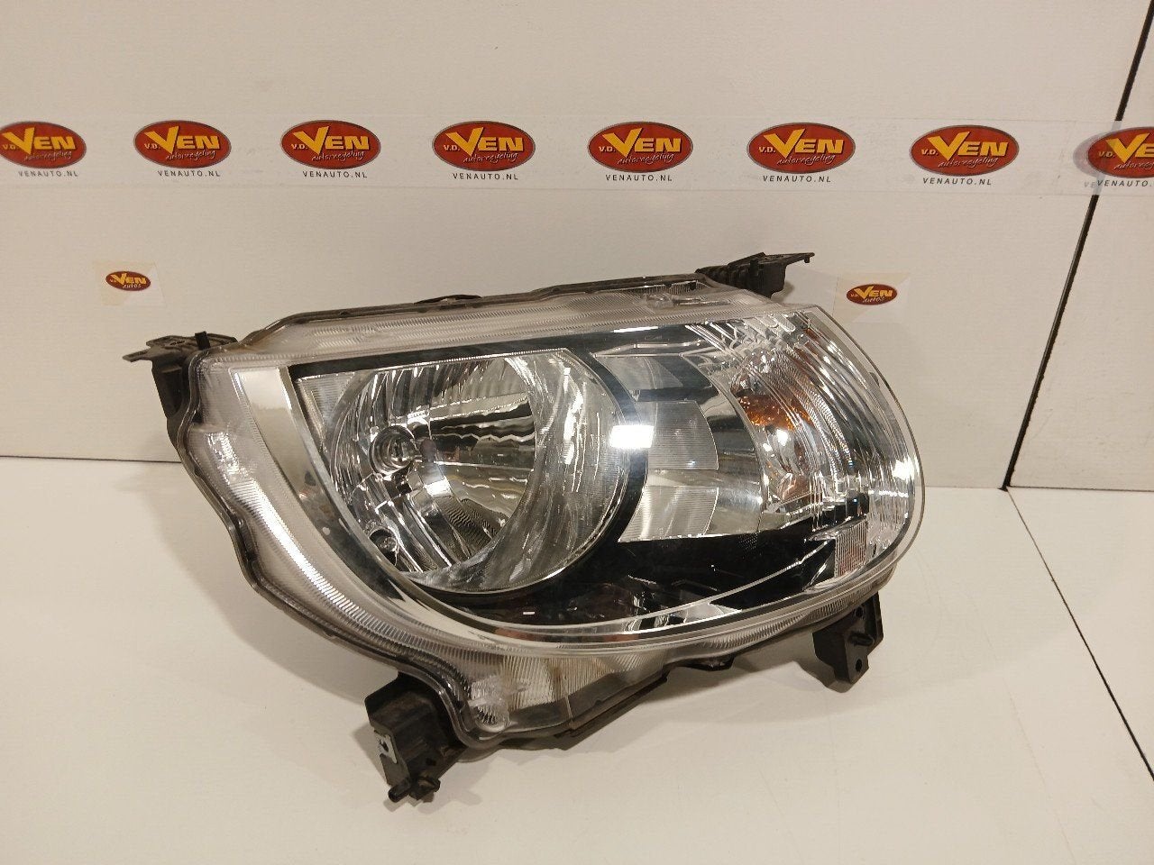 Koplamp rechts Suzuki Ignis, Auto-onderdelen, Verlichting, Onderdelen@venauto.nl, Van der Ven Autorecycling B.V., Gebruikt, Ettenseweg 76, 4706 PB Roosendaal, The Netherlands