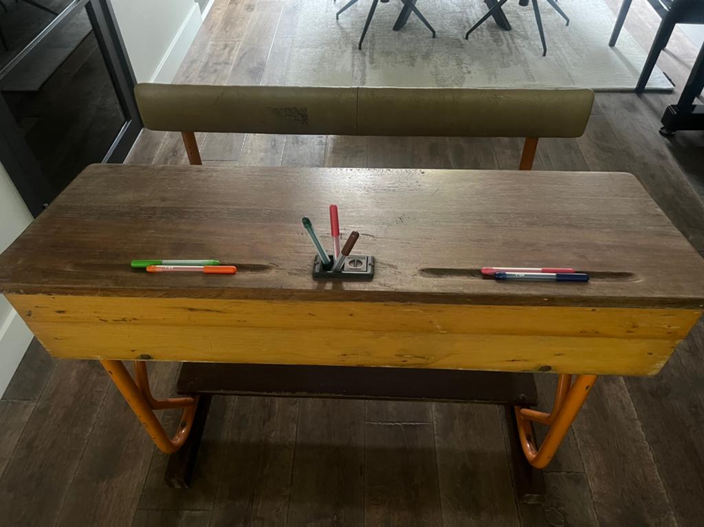 Vintage Houten schoolbank met vast bankje 109 cm breed, Kinderen en Baby's, Kinderkamer | Overige Meubels, Ophalen, Overige typen