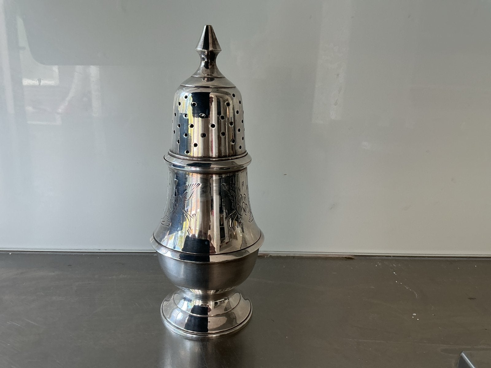 Suikerstrooier verzilverd met Gravering, Antiek en Kunst, Antiek | Goud en Zilver, Ophalen of Verzenden