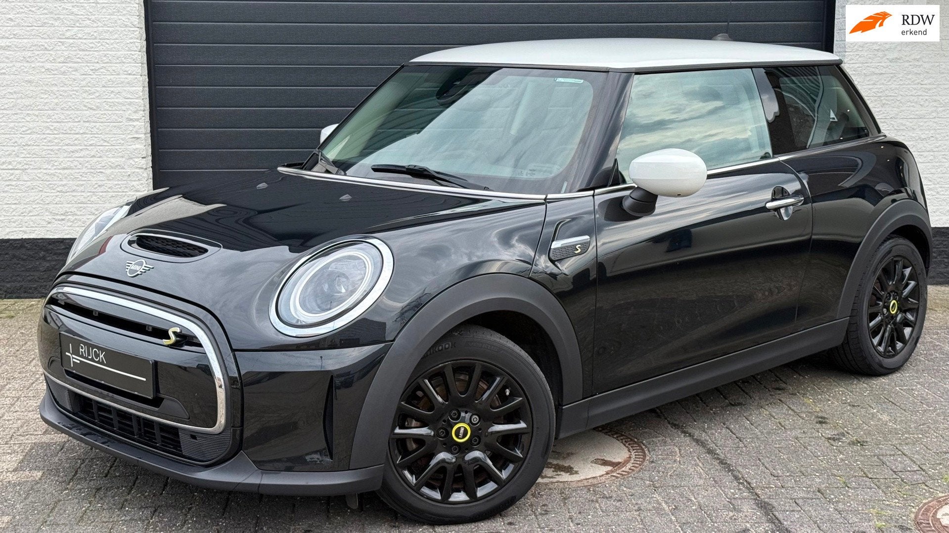 Mini Electric L33 kWh Premium | 96% SOH | CarPlay | Stoelver, Auto's, Gebruikt, Zwart, Leder en Stof, 184 pk
