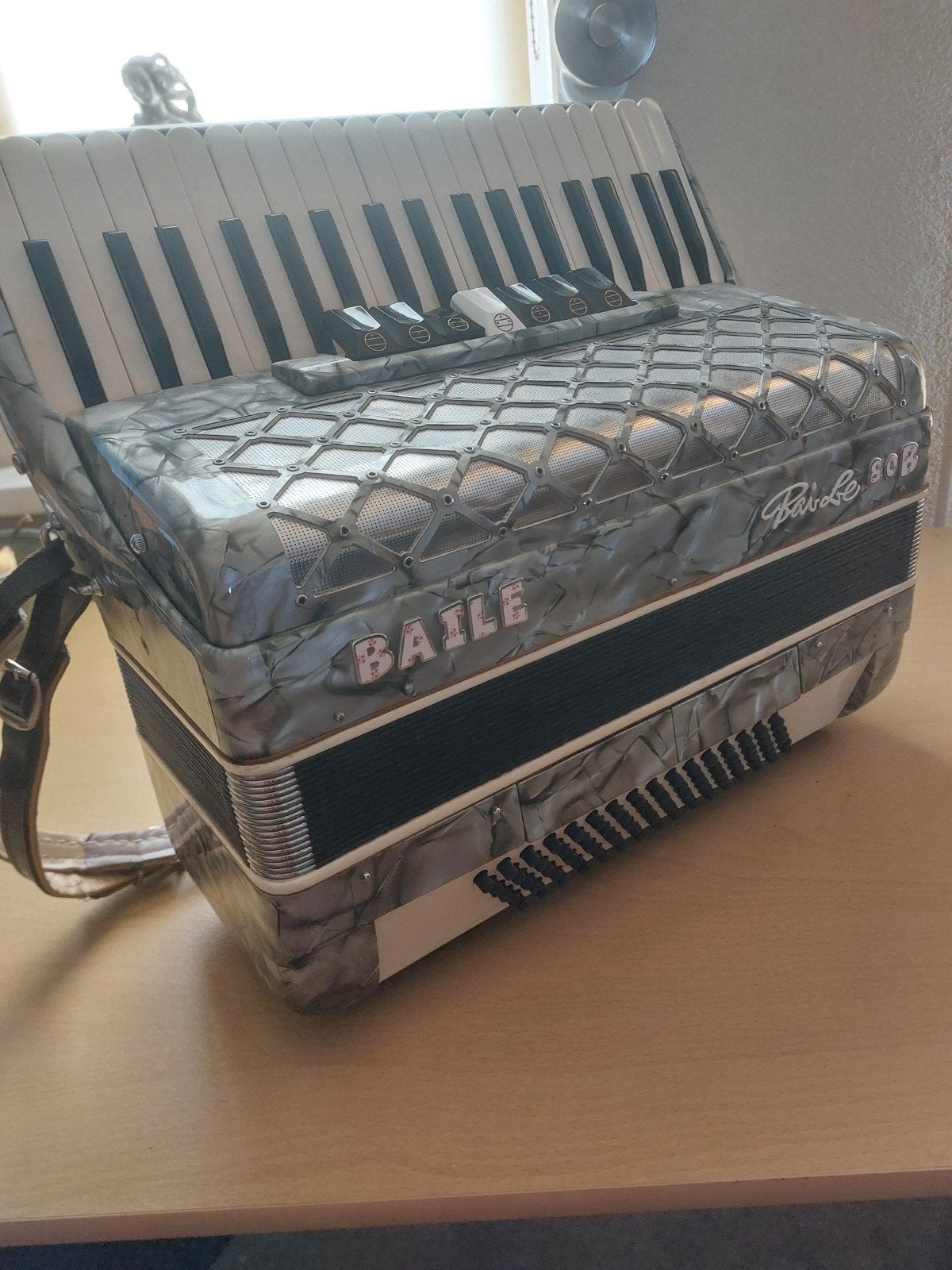 Baile 80B Toetsaccordeon - Grijs Parelmoer, Muziek en Instrumenten, Accordeons, Overige merken, Gebruikt, Met riemen, 80-bas