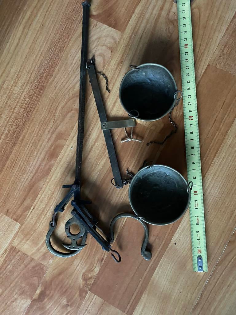 Weeginstrument en Antieke weegschaal met twee schalen, Ophalen of Verzenden