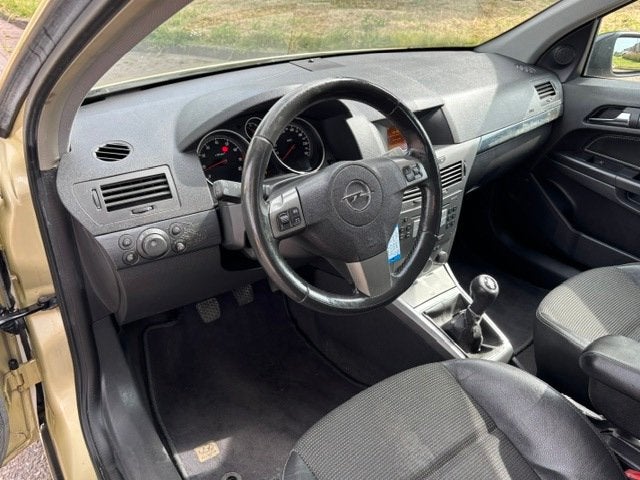 Opel Astra 1.6 Cosmo 5-Drs Airco Electric pakket Sportstoele, Voorwielaandrijving, 15 km/l, Gebruikt, Zwart