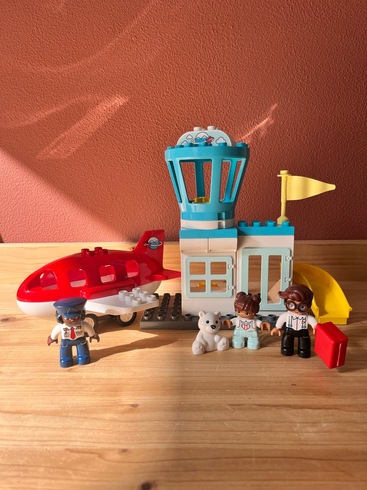 Lego Duplo Vliegveld met vliegtuig en figuren, Ophalen of Verzenden, Zo goed als nieuw, Overige merken