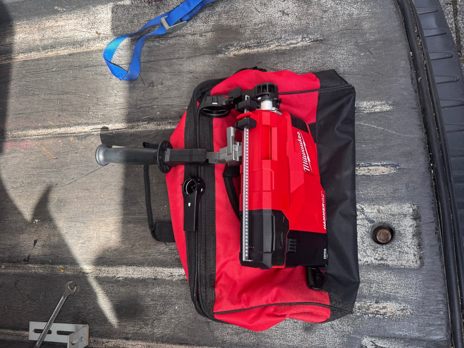 MILWAUKEE M12 UDEL-0B universele stofafzuiger, Doe-het-zelf en Verbouw, Ophalen, Boor- en/of Breekhamer, Zo goed als nieuw, Minder dan 400 watt