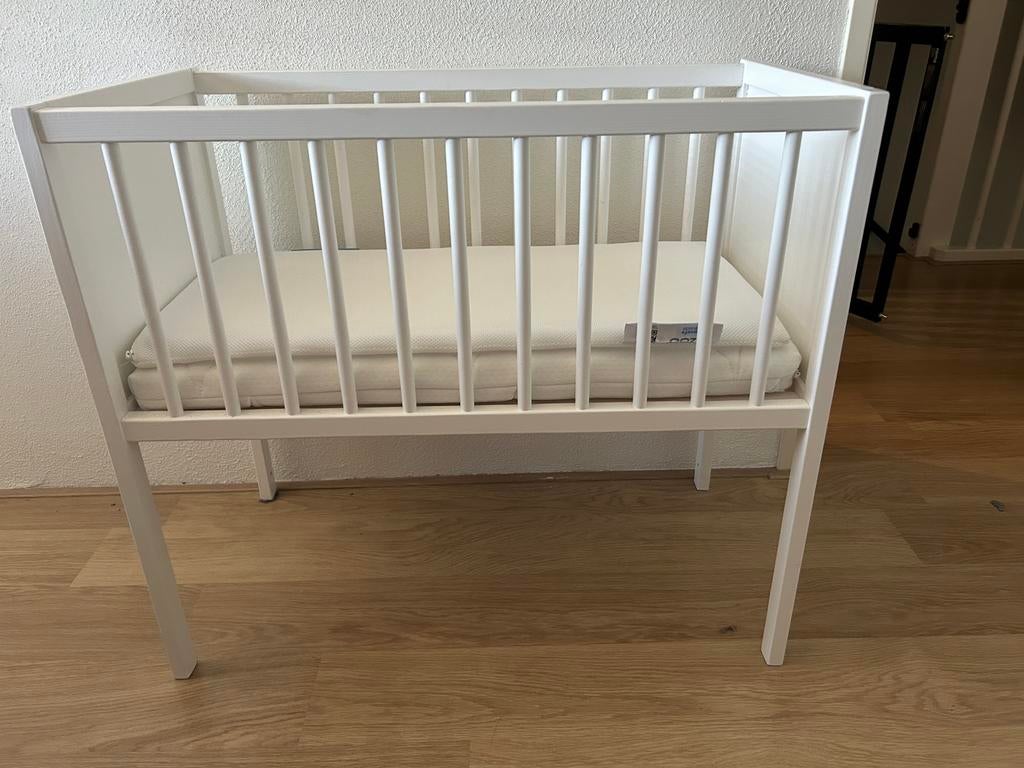 Wieg/co-sleeper wit inclusief zgan matras+airgosafe topper, Ophalen, Zo goed als nieuw, Wieg
