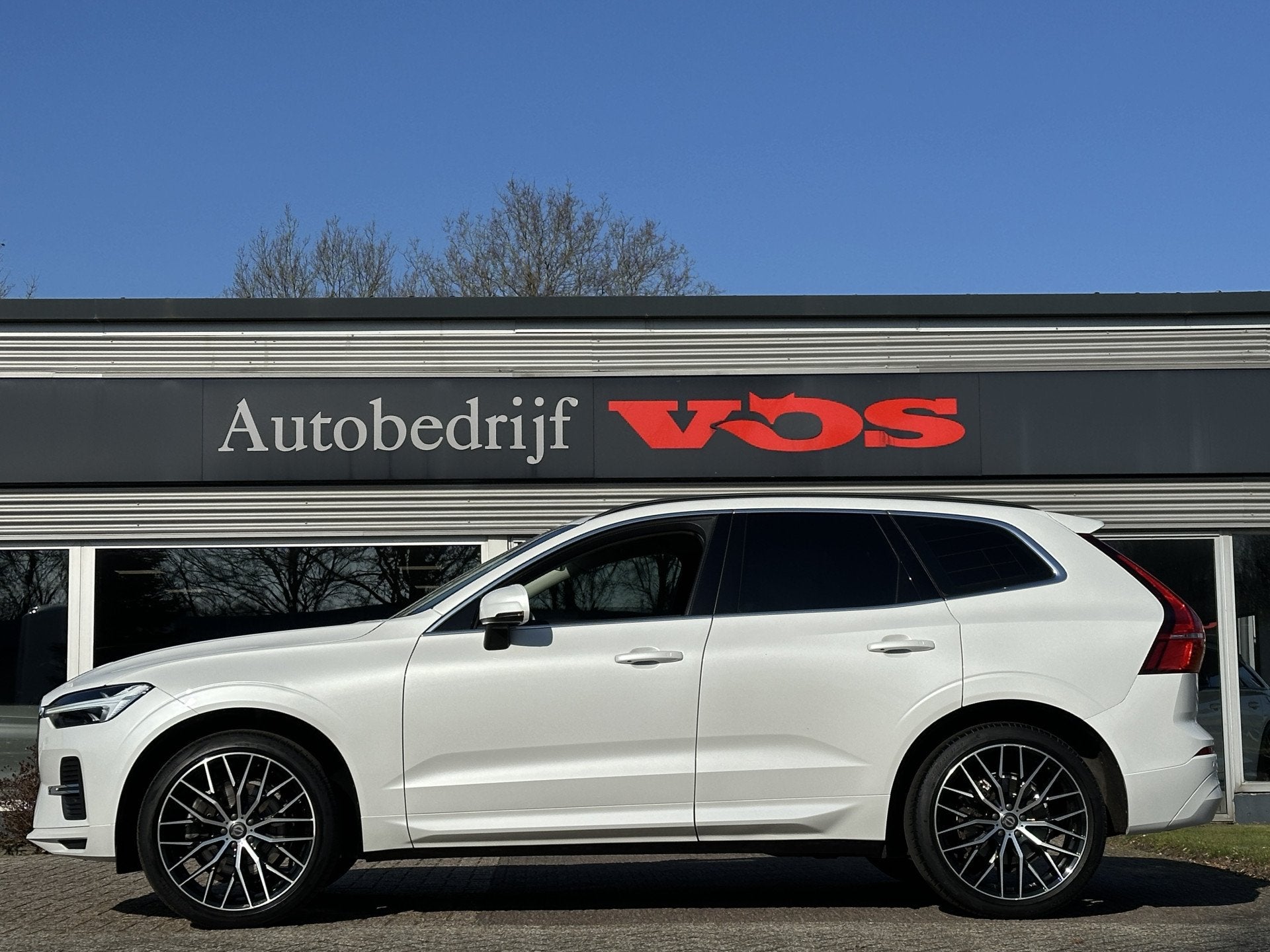 Volvo XC60 2.0 B5 Momentum Business | Trekhaak | 21" velgen, Stof, Gebruikt, 4 cilinders, Wit