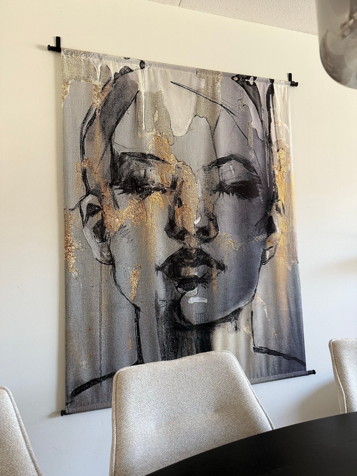 Wandkleed met abstract gezicht en gouden accenten, Meerkleurig, Ophalen of Verzenden, Zo goed als nieuw, Met ophangsysteem